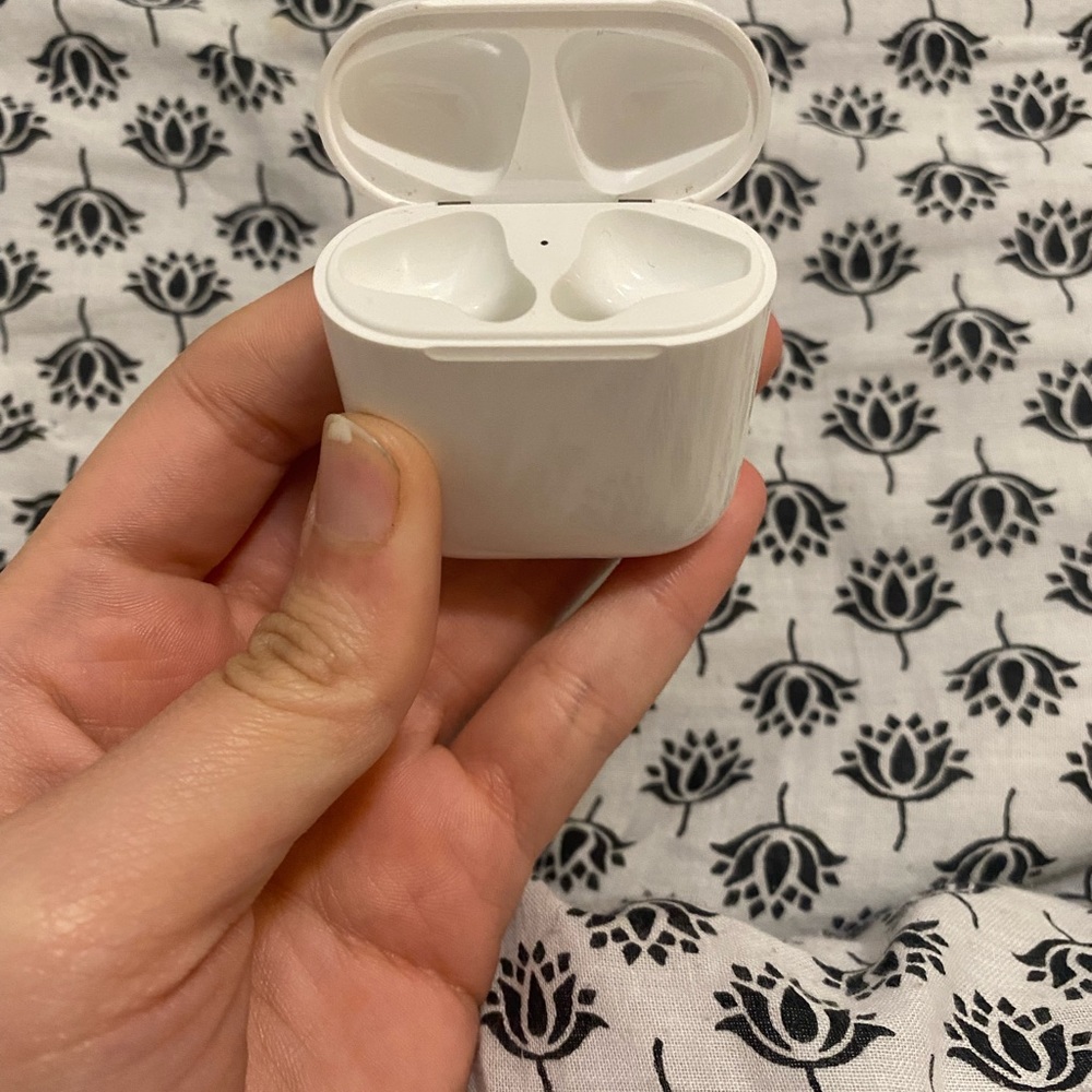 Second generation apple airpod case - Picture 2 of 5